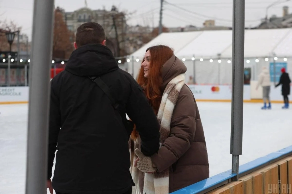 На Контрактовій площі вперше з початку війни облаштували різдвяне містечко – з ковзанкою (фото) 7 На Контрактовій площі вперше з початку війни облаштували різдвяне містечко – з ковзанкою (фото)