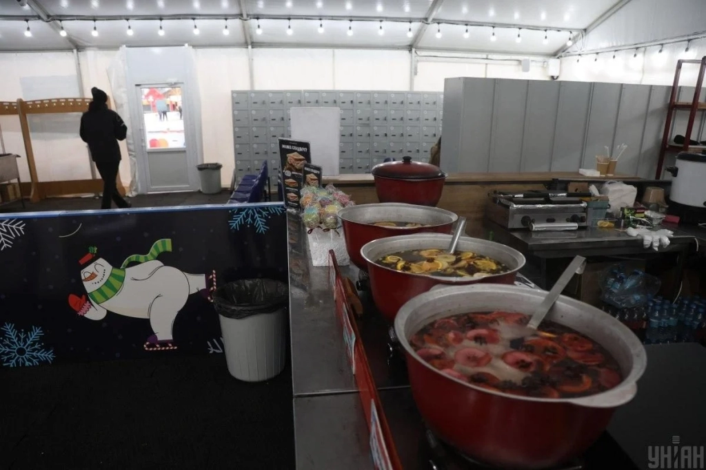 На Контрактовій площі вперше з початку війни облаштували різдвяне містечко – з ковзанкою (фото) 14 На Контрактовій площі вперше з початку війни облаштували різдвяне містечко – з ковзанкою (фото)