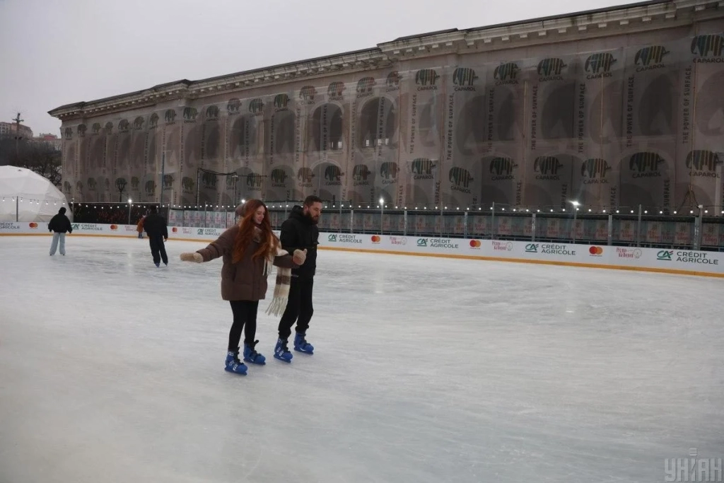 На Контрактовій площі вперше з початку війни облаштували різдвяне містечко – з ковзанкою (фото) 4 На Контрактовій площі вперше з початку війни облаштували різдвяне містечко – з ковзанкою (фото)