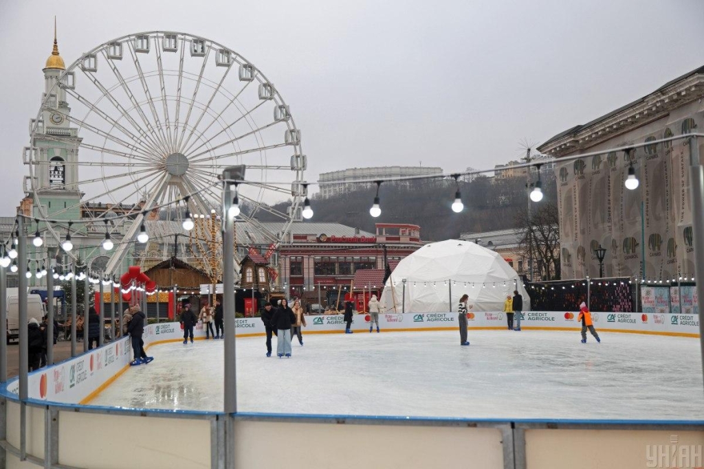 На Контрактовій площі вперше з початку війни облаштували різдвяне містечко – з ковзанкою (фото) 1 На Контрактовій площі вперше з початку війни облаштували різдвяне містечко – з ковзанкою (фото)