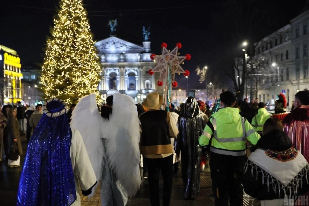 "Протитанковий їжак" та ілюмінація з минулих років: який вигляд має головна ялинка Львова (фото) 3 "Протитанковий їжак" та ілюмінація з минулих років: який вигляд має головна ялинка Львова (фото)