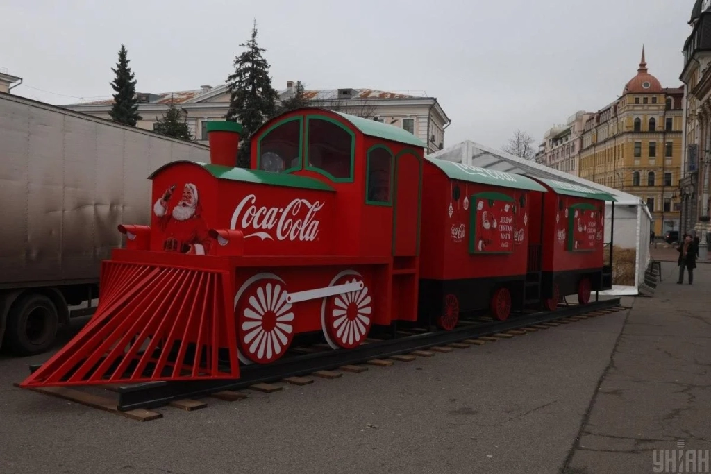 На Контрактовій площі вперше з початку війни облаштували різдвяне містечко – з ковзанкою (фото) 9 На Контрактовій площі вперше з початку війни облаштували різдвяне містечко – з ковзанкою (фото)