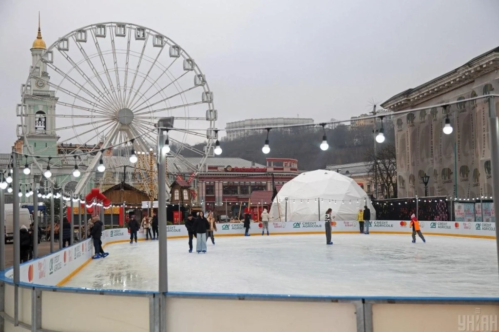 На Контрактовій площі вперше з початку війни облаштували різдвяне містечко – з ковзанкою (фото) 11 На Контрактовій площі вперше з початку війни облаштували різдвяне містечко – з ковзанкою (фото)