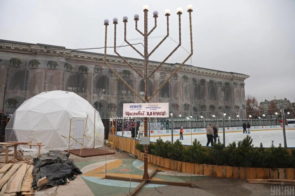 На Контрактовій площі вперше з початку війни облаштували різдвяне містечко – з ковзанкою (фото) 13 На Контрактовій площі вперше з початку війни облаштували різдвяне містечко – з ковзанкою (фото)