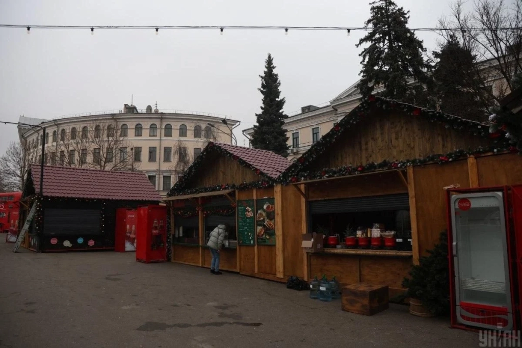 На Контрактовій площі вперше з початку війни облаштували різдвяне містечко – з ковзанкою (фото) 6 На Контрактовій площі вперше з початку війни облаштували різдвяне містечко – з ковзанкою (фото)