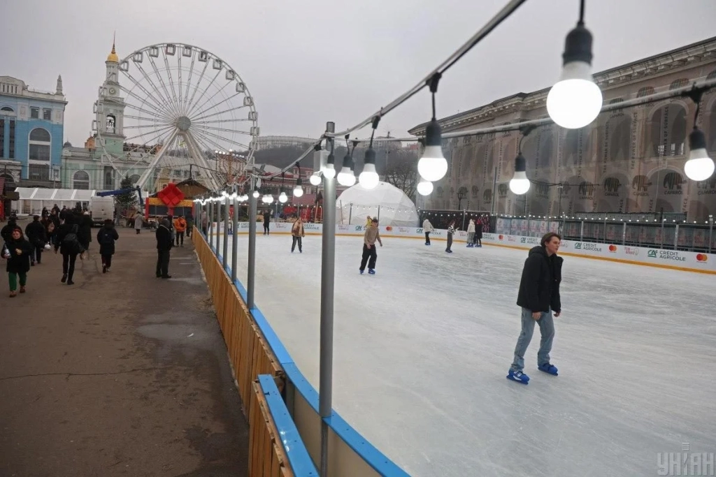 На Контрактовій площі вперше з початку війни облаштували різдвяне містечко – з ковзанкою (фото) 3 На Контрактовій площі вперше з початку війни облаштували різдвяне містечко – з ковзанкою (фото)
