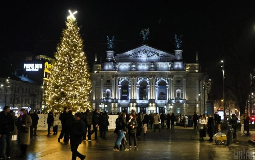 "Протитанковий їжак" та ілюмінація з минулих років: який вигляд має головна ялинка Львова (фото) 2 "Протитанковий їжак" та ілюмінація з минулих років: який вигляд має головна ялинка Львова (фото)