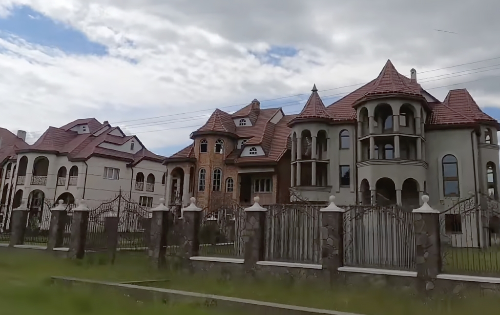 Нижня Апша: як "Українське Монако" стало найбагатшим селом у країні Нижня Апша: як "Українське Монако" стало найбагатшим селом у країні 3