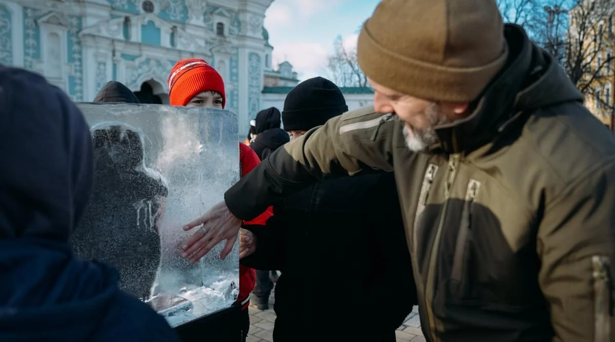 "Розтопи лід, аби зігріти серце": у центрі Києва з'явився незвичайниий арт-об'єкт (фото) 4 "Розтопи лід, аби зігріти серце": у центрі Києва з'явився незвичайниий арт-об'єкт (фото)
