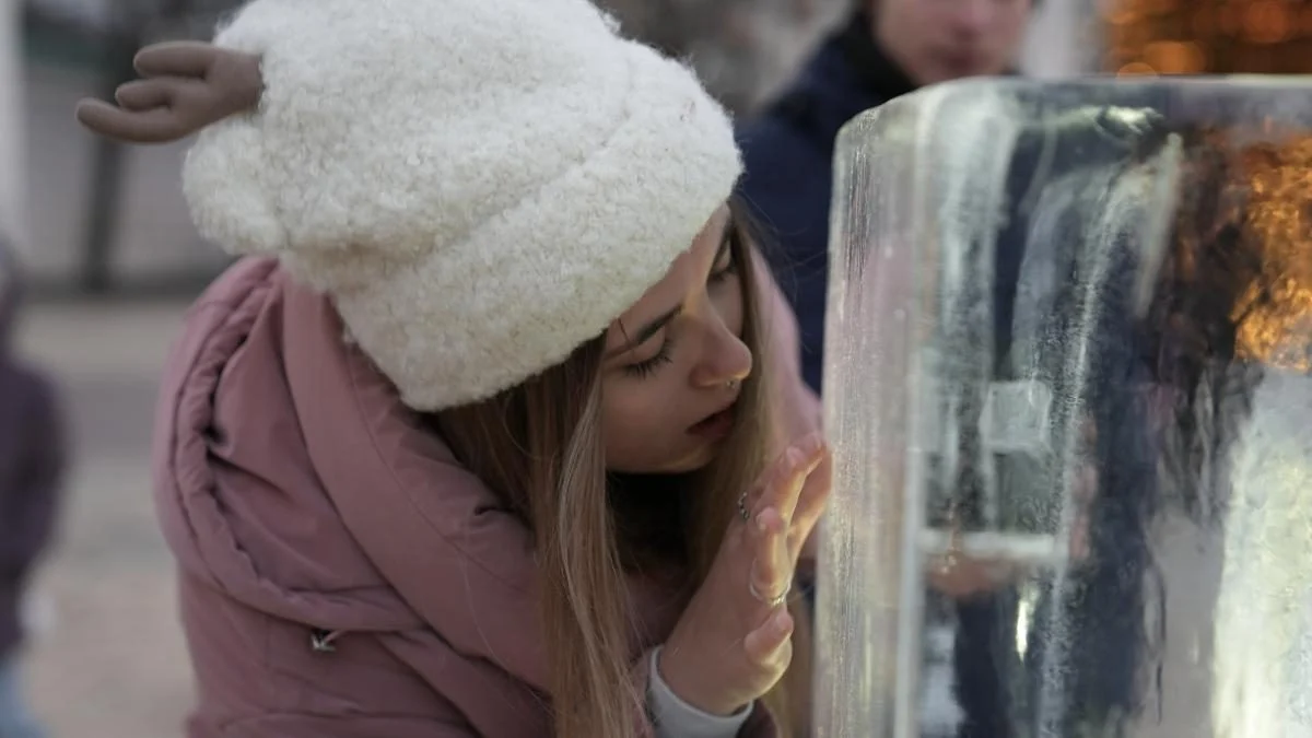 "Розтопи лід, аби зігріти серце": у центрі Києва з'явився незвичайниий арт-об'єкт (фото) 3 "Розтопи лід, аби зігріти серце": у центрі Києва з'явився незвичайниий арт-об'єкт (фото)