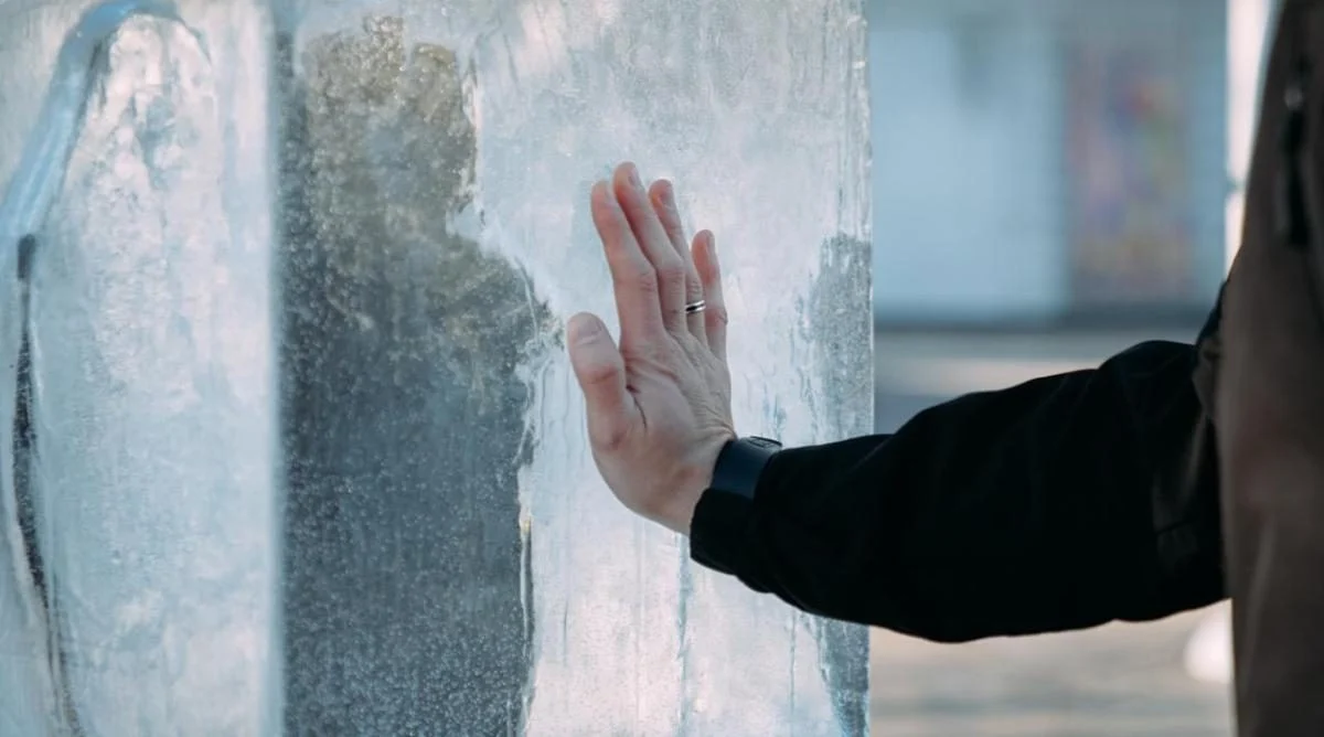 "Розтопи лід, аби зігріти серце": у центрі Києва з'явився незвичайниий арт-об'єкт (фото) 8 "Розтопи лід, аби зігріти серце": у центрі Києва з'явився незвичайниий арт-об'єкт (фото)