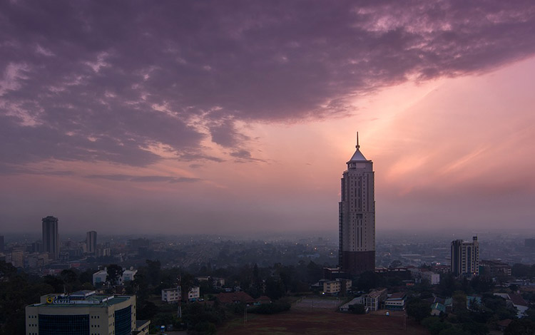 Найробі: міський пейзаж Панорамний вид на Найробі, столицю Кенії, що показує міські будівлі та зелені насадження