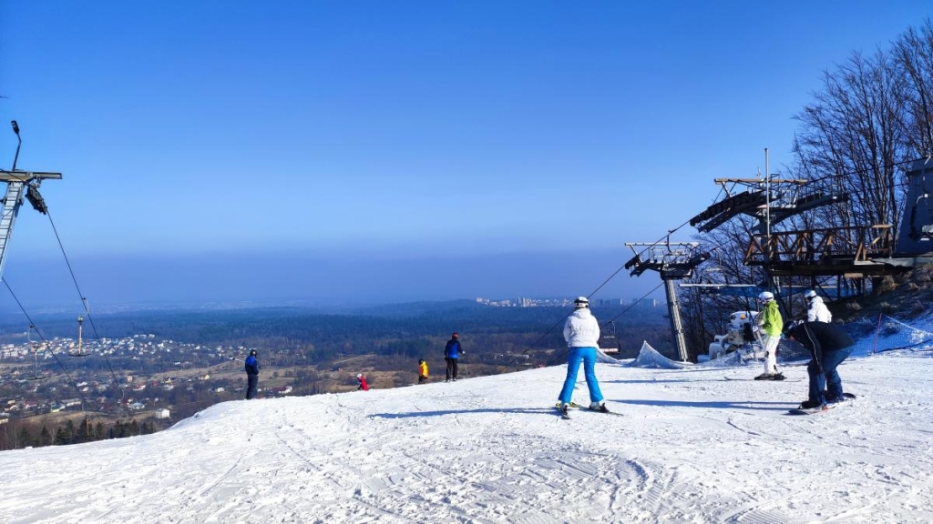 В очікуванні снігу: як тепла зима поставила гірськолижний відпочинок у Карпатах на паузу 7 В очікуванні снігу: як тепла зима поставила гірськолижний відпочинок у Карпатах на паузу