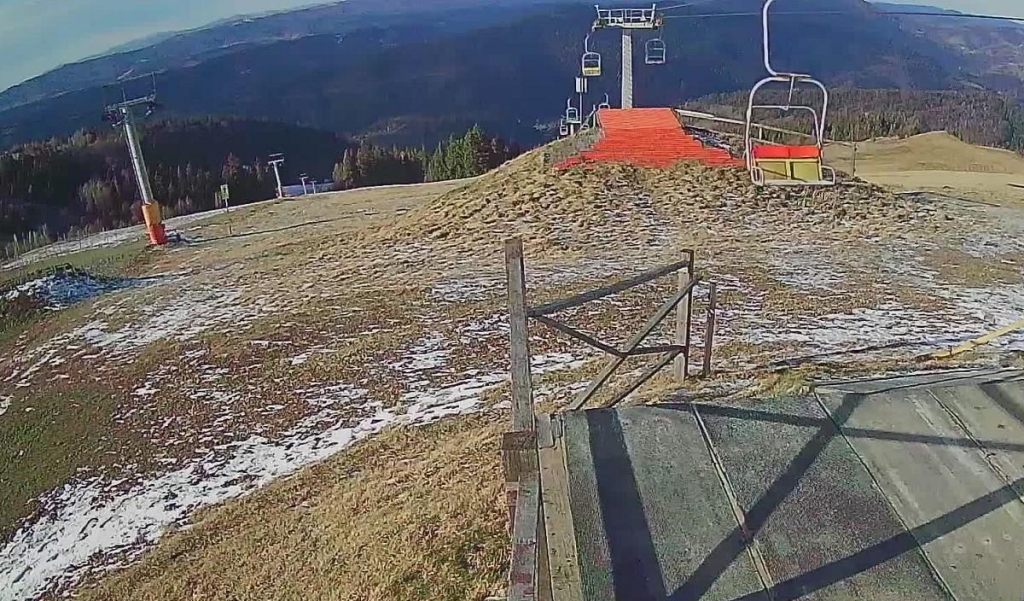 В очікуванні снігу: як тепла зима поставила гірськолижний відпочинок у Карпатах на паузу 4 В очікуванні снігу: як тепла зима поставила гірськолижний відпочинок у Карпатах на паузу