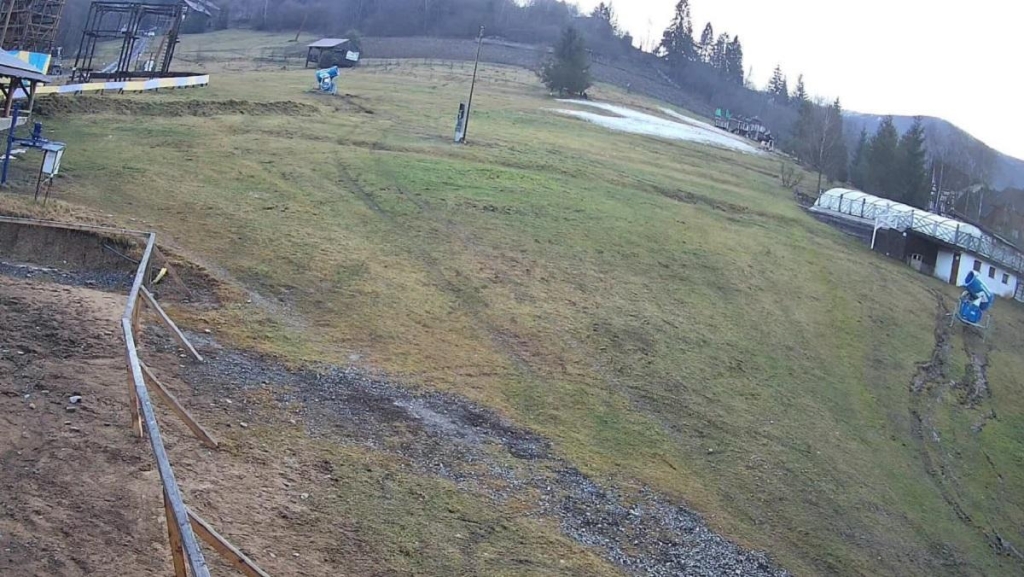 В очікуванні снігу: як тепла зима поставила гірськолижний відпочинок у Карпатах на паузу 9 В очікуванні снігу: як тепла зима поставила гірськолижний відпочинок у Карпатах на паузу