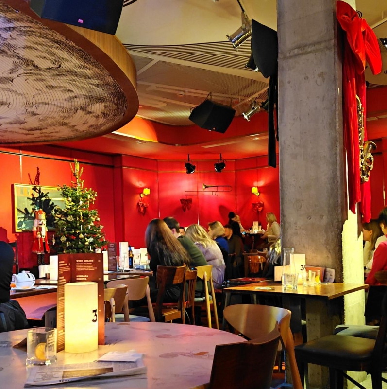 Вроцлав взимку: що подивитися і як зігрітися 54 Атмосфера в джазовому клубі Vertigo у Вроцлаві / фото Марина Григоренко