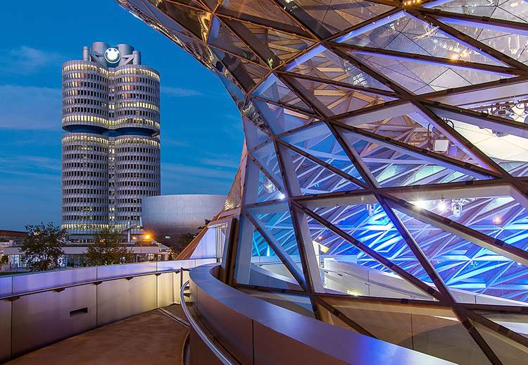 Мюнхен: краєвид міста Мюнхен, Баварія: панорамний вид міста з визначними пам'ятками та блакитним небом, столиця Баварії.