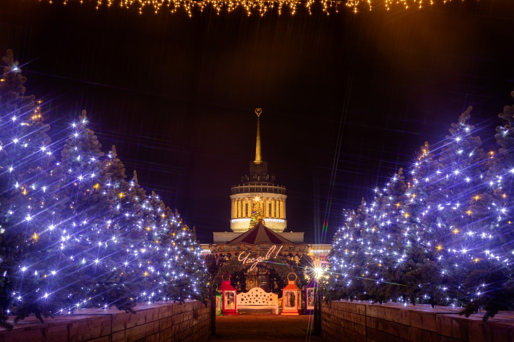 "Зимова країна" на ВДНГ: мегаковзанка, хатинка Санти та інші розваги для всієї сім'ї "Зимова країна" на ВДНГ: мегаковзанка, хатинка Санти та інші розваги для всієї сім'ї 2