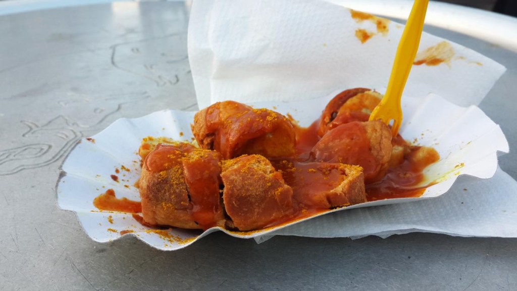 Зимовий Берлін: чим дивує туристів німецька столиця в холодну пору року 16 Знаменита берлінська карівурст / фото Марина Григоренко