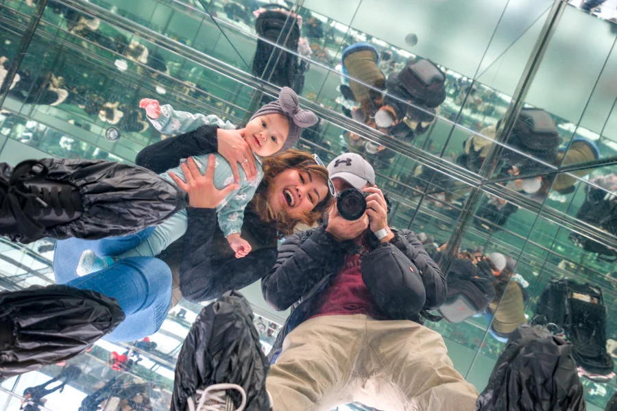 Пікнік в Центральному парку Родина відпочиває в Центральному парку в Нью-Йорку, сидячи на траві.