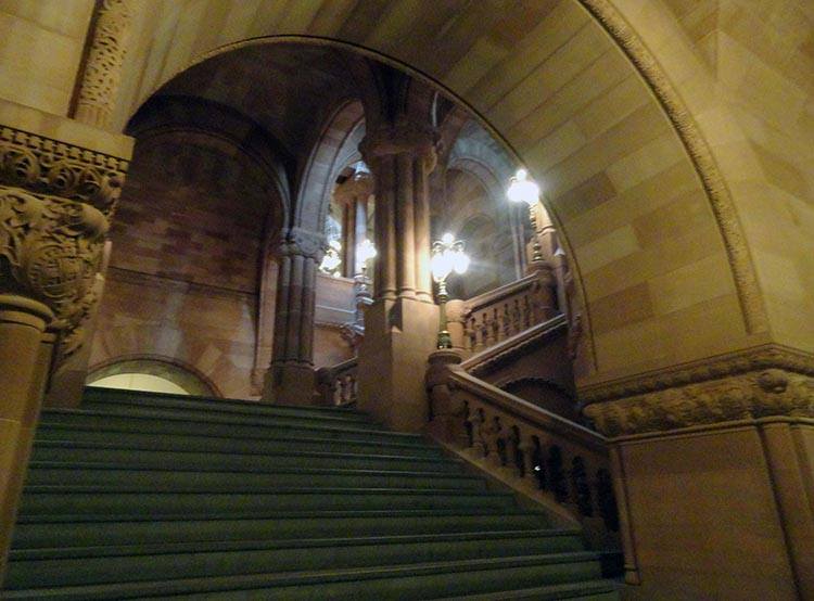 Архітектура урядових будівель Фасад урядової будівлі в Альбані з історичними деталями та сучасною обробкою у 2026 році.