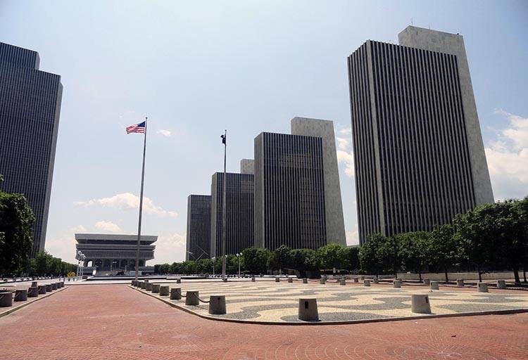 Річка Гудзон у місті Вид на набережну річки Гудзон у Альбані з сучасними будівлями та зеленими зонами у 2026 році, підкреслюючи природний ландшафт.