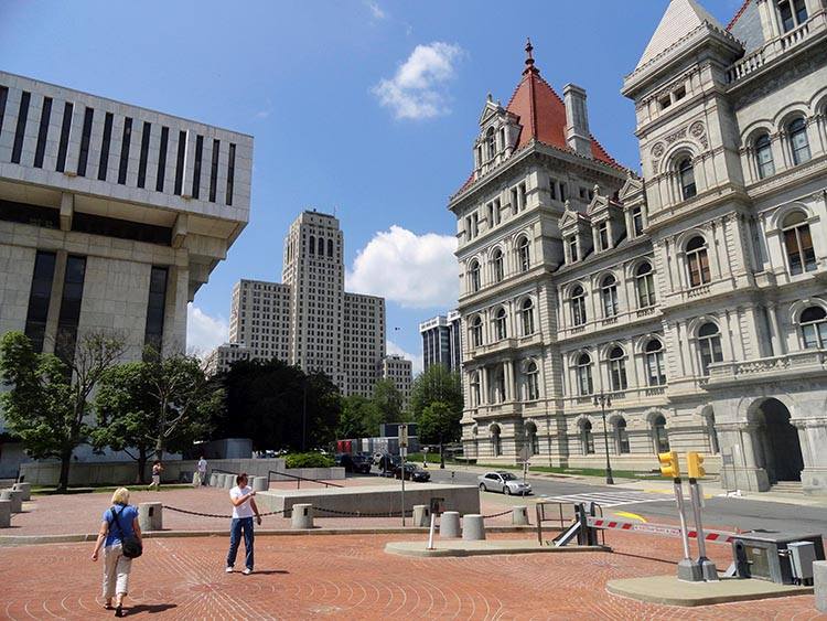 Архітектура урядових будівель Архітектурна панорама урядової будівлі в Альбані з елементами історичного стилю та сучасними деталями у 2026 році.