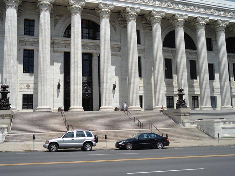 Міський розвиток Альбані Панорама міського пейзажу з сучасними будівлями та природними елементами біля річки Гудзон у 2026 році.