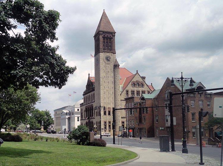 Історія міста Альбані Знімок історичного музею у центрі Альбані з видимими історичними архітектурними елементами у 2026 році, біля річки Гудзон.