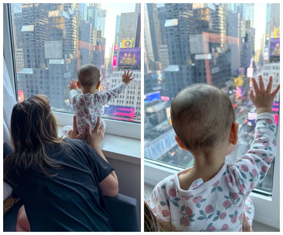 Вид на Нью-Йорк Нью-Йорк: мати з дитиною насолоджуються краєвидом міста з оглядового майданчика.