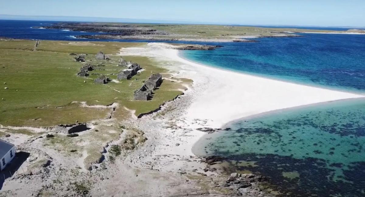 Біля Європи є покинуті острови з незайманими пляжами і природними чудесами 1 Біля Європи є покинуті острови з незайманими пляжами і природними чудесами