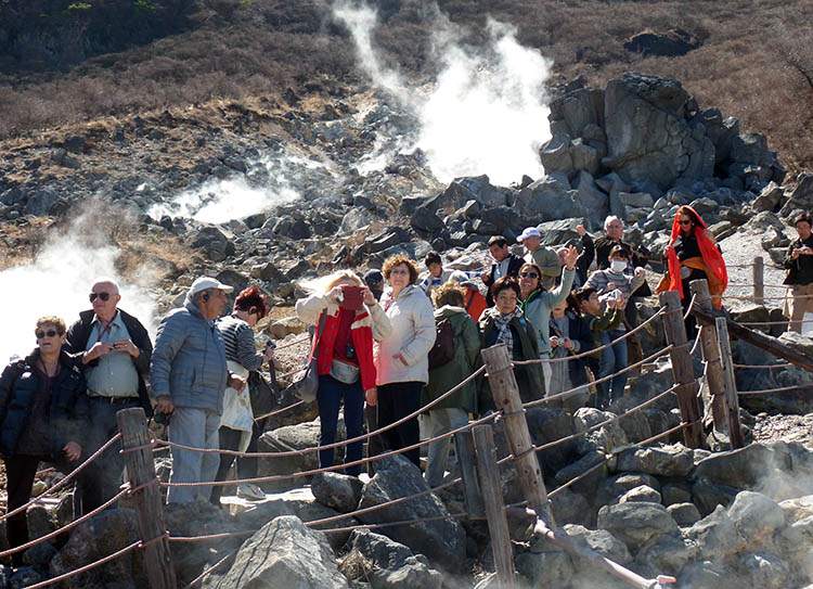 Чорні яйця Хаконе Чорні яйця Овакудані, Хаконе, Японія, з видом на вулкан Фуджі вдалині.