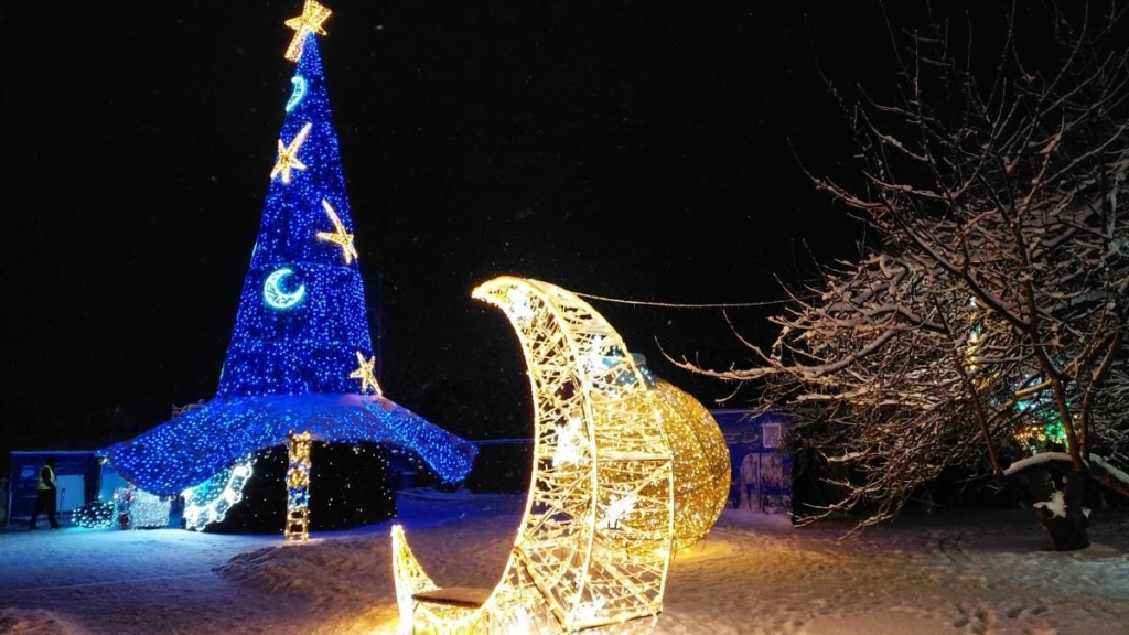 Магія світла: парк вогнів на ВДНГ під снігом засяяв по-новому (фоторепортаж, відео) 15 Магія світла: парк вогнів на ВДНГ під снігом засяяв по-новому (фоторепортаж, відео)