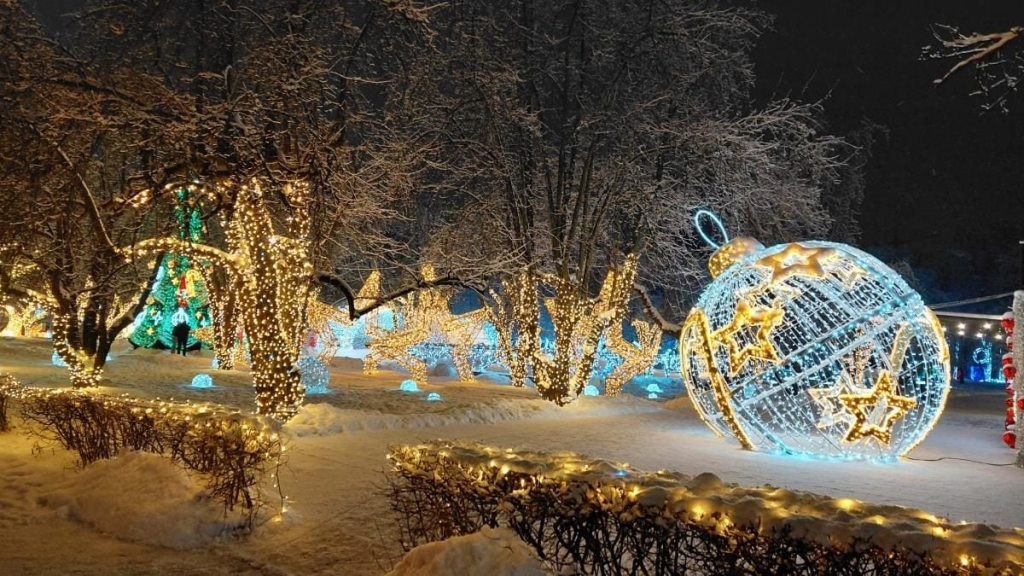 Магія світла: парк вогнів на ВДНГ під снігом засяяв по-новому (фоторепортаж, відео) 2 Магія світла: парк вогнів на ВДНГ під снігом засяяв по-новому (фоторепортаж, відео)