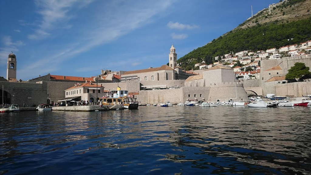 Магічні пейзажі Хорватії Краєвид на середньовічну фортецю, оточену красивими природними пейзажами і мальовничими горами у Хорватії.