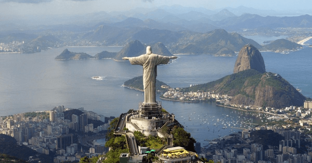 Карнавал у Ріо Яскравий карнавал у Ріо-де-Жанейро з кольоровими костюмами та танцюючими людьми на вулицях міста, ідеальний для туристів 2026 року.