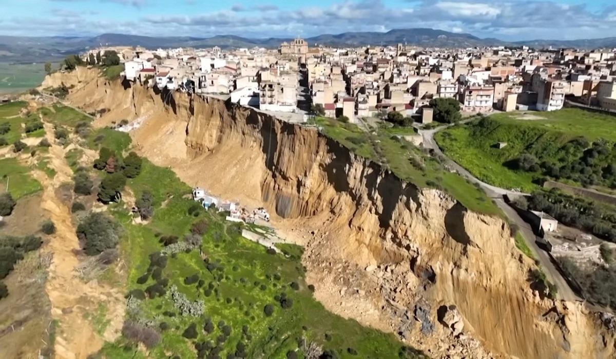 "Критичний стан": затишне містечко на Сицилії знаходиться на межі обриву після бурі 1 "Ситуація критична": затишне сицилійське містечко балансує на краю скелі після шторму