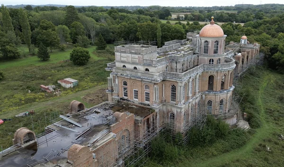 У Великій Британії розташований занедбаний маєток, що перевищує за розмірами Букінгемський палац: які обставини призвели до цього? 1 У Британії стоїть покинутий маєток, який більший за Букінгемський палац: що з ним сталося