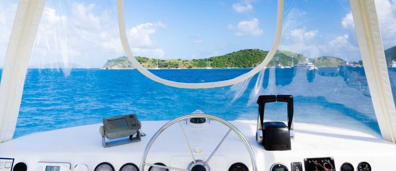 Бронювання яхти Умови оренди яхти з шкіпером: важливі аспекти бронювання та відповідальності.