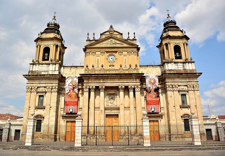 Місто Гватемала і вулкани Панорамний вид на місто Гватемала з вулканами на задньому плані