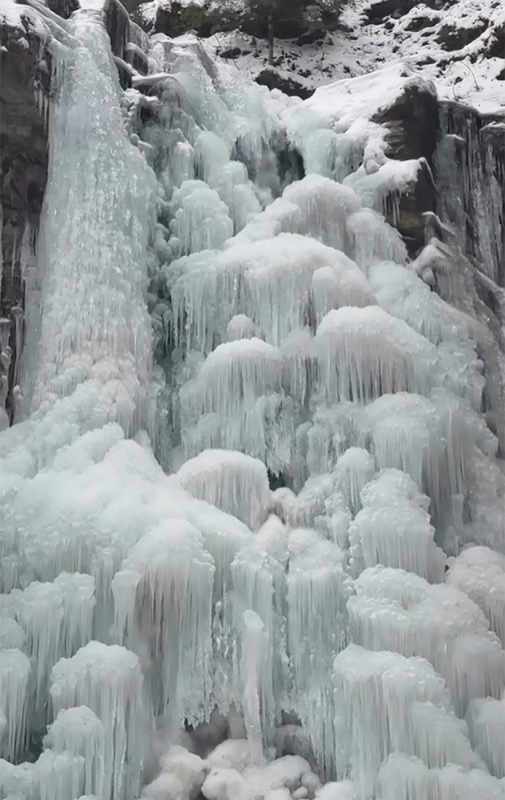 Застигла магія Карпат: Манявський водоспад перетворився на гігантську крижану брилу Застигла магія Карпат: Манявський водоспад перетворився на гігантську крижану брилу 2