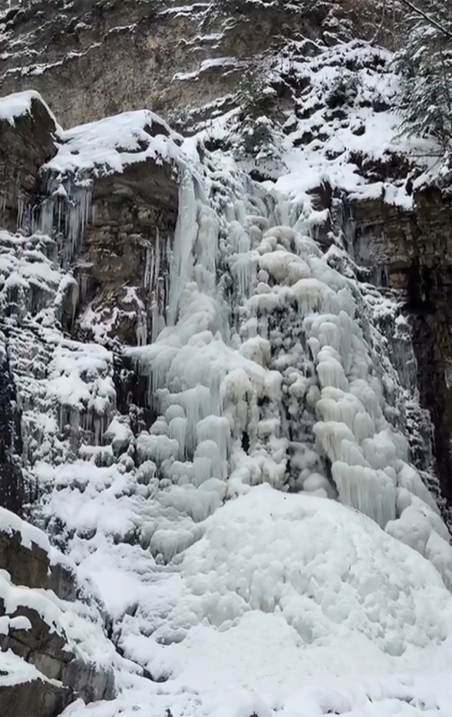 Застигла магія Карпат: Манявський водоспад перетворився на гігантську крижану брилу Застигла магія Карпат: Манявський водоспад перетворився на гігантську крижану брилу 3