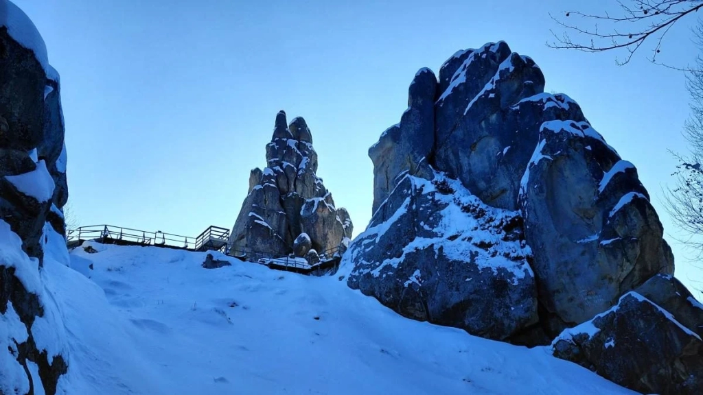 Тустань в зимовій красі Зимова Тустань: засніжені скелі, безлюдні простори та унікальний історичний досвід.