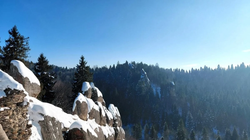 Неприступна зимова Тустань Засніжені краєвиди Тустані: зимова фортеця, скелі та важкодоступна краса природи.