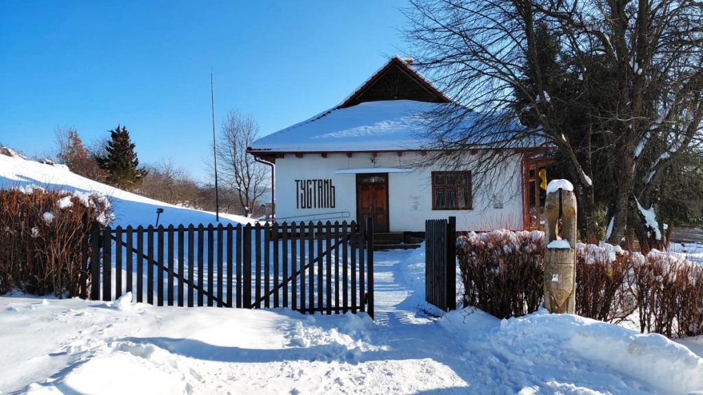 Тустань взимку: спокій Засніжена Тустань взимку: казкові безлюдні краєвиди, вкриті білим снігом, зимова подорож.