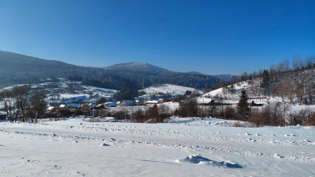 Тустань: зимова подорож Зимова подорож до Тустані: засніжені стежки, безлюдні краєвиди та відчуття усамітнення.