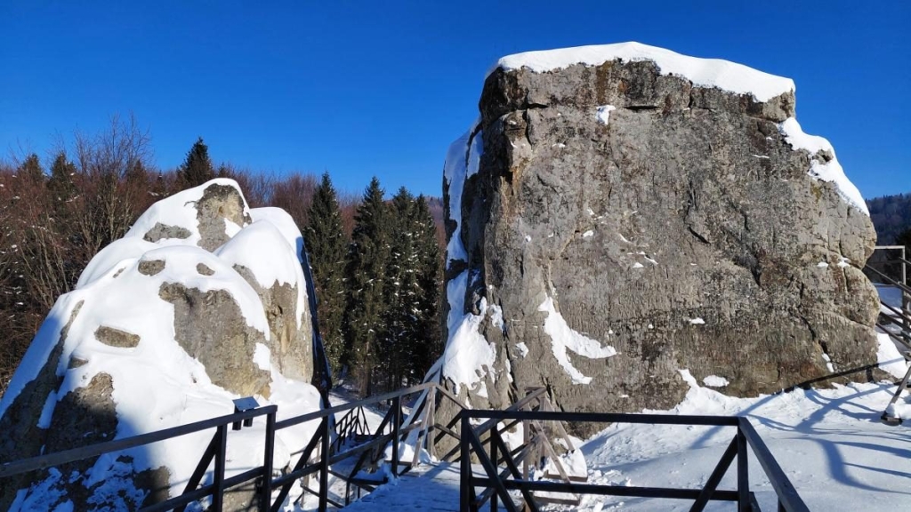 Зимова велич Тустані Зимова Тустань: казкові безлюдні краєвиди, засніжена фортеця та величні скелі.