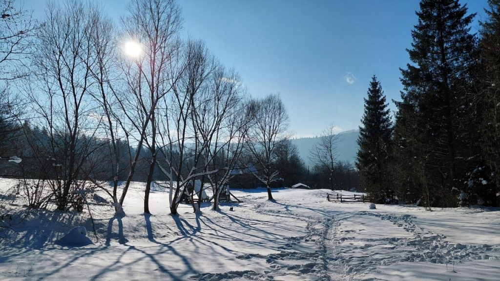 Зимова Тустань: безлюдна краса Засніжені скелі Тустані взимку: казкові пейзажі, вкриті снігом та льодом.