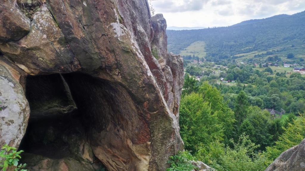 Тустань взимку: казка Зимова фортеця Тустань: казкові краєвиди засніжених скель, важко дістатися самостійно