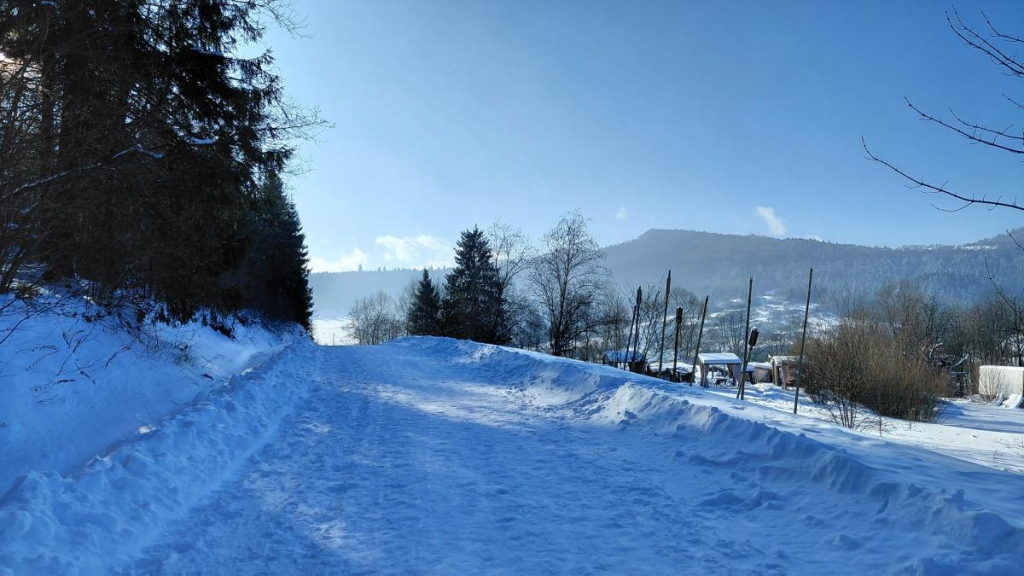Тустань зимова: біла казка Зимовий пейзаж фортеці Тустань: білосніжні краєвиди та величні скелі вкриті снігом.